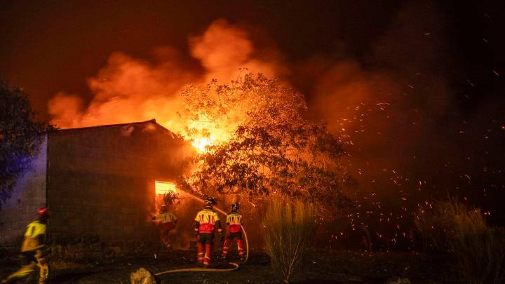 Una treintena de focos, llamas virulentas y calor extremo: el dispositivo contra el fuego en Galicia “empieza a desbaratarse”