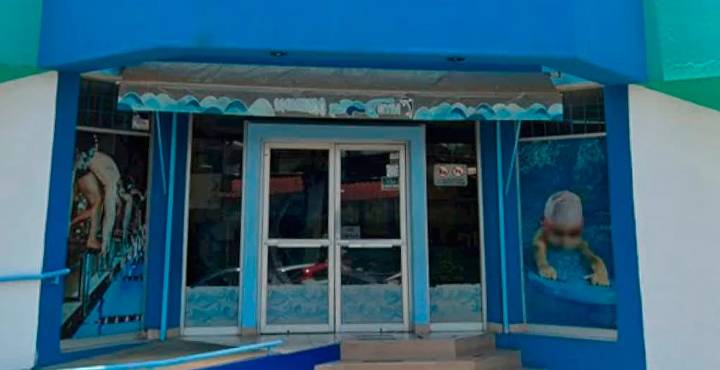 Atacan con bombas molotov escuela de natación en Uruapan; reportan daños mínimos y sin heridos