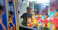 Niño queda atrapado en máquina de peluches... por 30 minutos: ‘Tenía dificultad para respirar’, narran