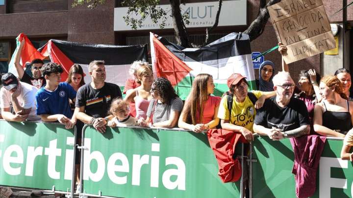 Boicot en La Vuelta: manifestantes propalestinos bloquean al equipo israelí en Figueres