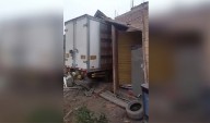 Camión se despista e impacta contra dos viviendas precarias en Carabayllo: accidente no dejó víctimas