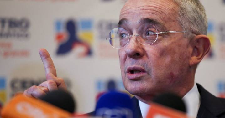 Álvaro Uribe promete “ganar tranquilamente” las elecciones de 2026 en Colombia