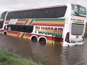 Un micro se fue a la banquina por la tormenta de Santa Rosa y quedó varado en una zanja inundada: "Una ráfaga nos sacó de la ruta 5"