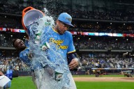 Mets have tying run thrown out at the plate for final out