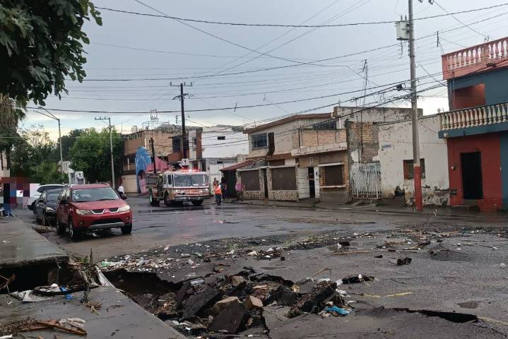 Supervisa Javier Díaz zonas afectadas tras fuerte aguacero en Saltillo