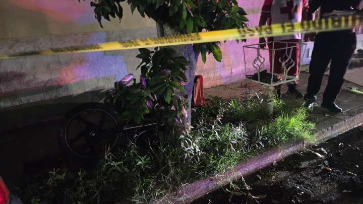 Motociclista muere tras derrapar e impactarse contra un poste en colonia La Cortina de Torreón