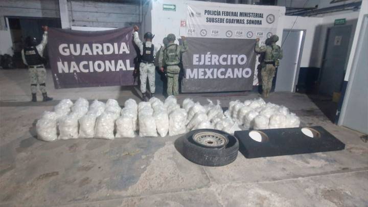 Decomisan más de media tonelada de metanfetamina en Vícam; Alfonso Durazo lo celebra