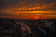 Desde la Zona Este, el sol se despide con un atardecer que enamora a Tijuana