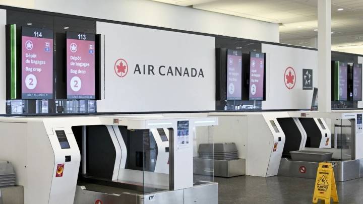 Auxiliares de vuelo continúan en paro laboral y Air Canada suspende reinicio de operaciones