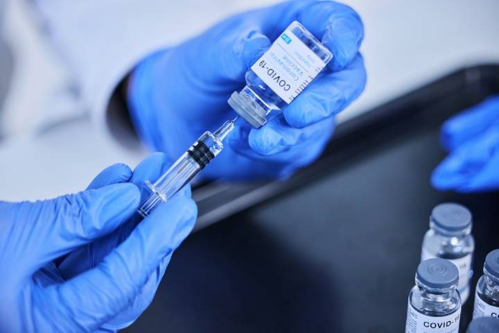 FDA aprueba vacunas COVID-19 para otoño con nuevas restricciones
