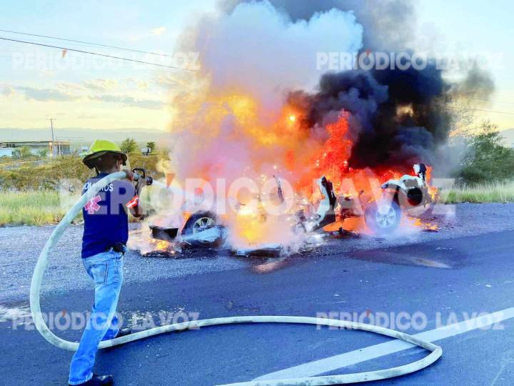 Conductor evacua vehículo en Monclova tras incendio repentino