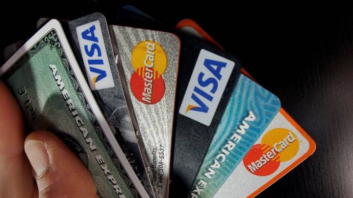 Casi la mitad de los argentinos compra alimentos con tarjeta de crédito: alerta según un informe de la UBA