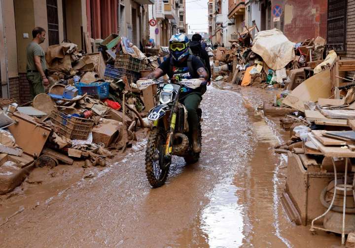 Cuatro de cada cinco familias que pidieron ayudas básicas a Sánchez tras la dana no la han recibido
