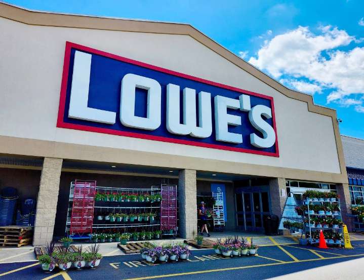 Lowe’s crece en EE.UU.: compra 370 tiendas de Foundation Building Materials para ampliar su oferta