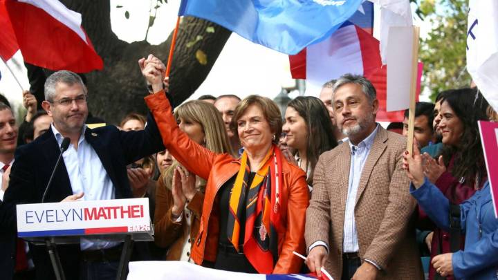 Evelyn Matthei inscribió su candidatura y presentó pacto parlamentario "Chile Grande y Unido"