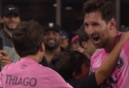 En la tribuna. El tierno abrazo de Messi con sus hijos tras el gol que dio vuelta el partido a favor de Inter Miami