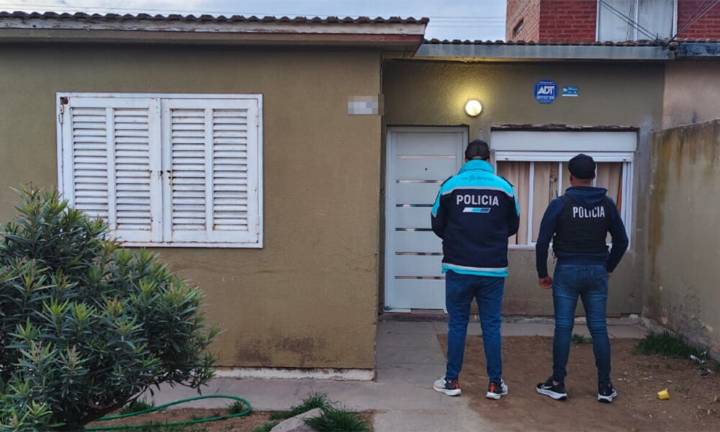 Batalla campal en Cooperación II: la policía realizó un allanamiento clave