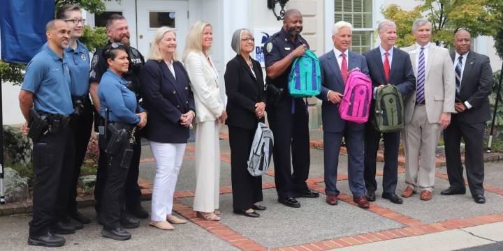 Daggett Shuler y la Policía de Winston-Salem entregan mochilas