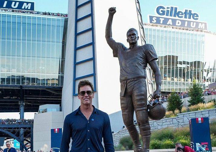 Tom Brady exmariscal de los Patriots es homenajeado con una estatua