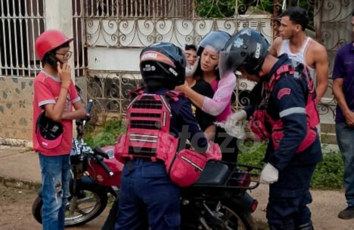 Motorizado de 19 años sufrió lesiones en el rostro al derrapar en la calle Zulia de Guanipa