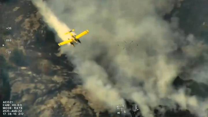 Vídeos: así trabajan los medios aéreos y las cuadrillas a pie en el incendio de Fasgar en León