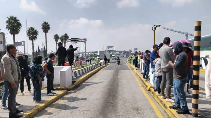 Permiten manifestantes de Tultitlán paso libre en la caseta de Tepotzotlán en la México