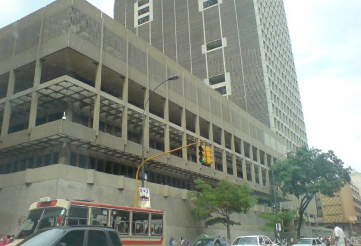 El bolívar cayó 15 % en agosto frente al dólar en el mercado oficial de divisas