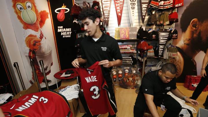 Acusan a extrabajador de Miami Heat de robar más de 400 camisetas usadas y ganar $2 millones de dólares