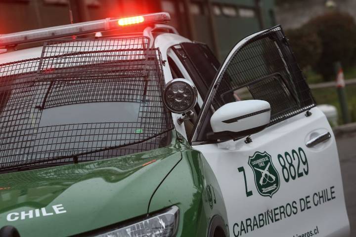 Mujer es víctima de portonazo en Puente Alto: delincuentes la amenazaron con armas de fuego