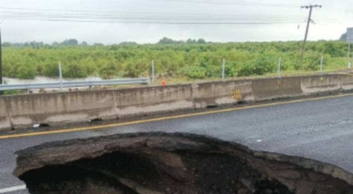 Michoacán: se abre enorme socavón en carretera