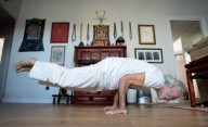 El maestro de yoga de 82 años que advirtió: “El 80% se ha mercantilizado”