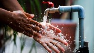 Revés judicial para el Gobierno: suspenden el DNU que habilita el corte de agua por falta de pago