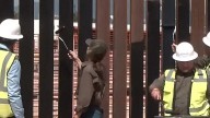 Kristi Noem, secretaria de Seguridad Nacional de EU, anuncia pintado de muro fronterizo de negro