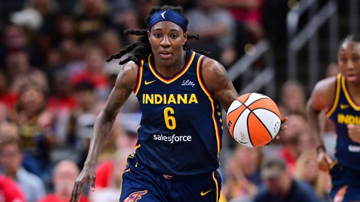 Natasha Howard nails half-court shot vs. Mercury