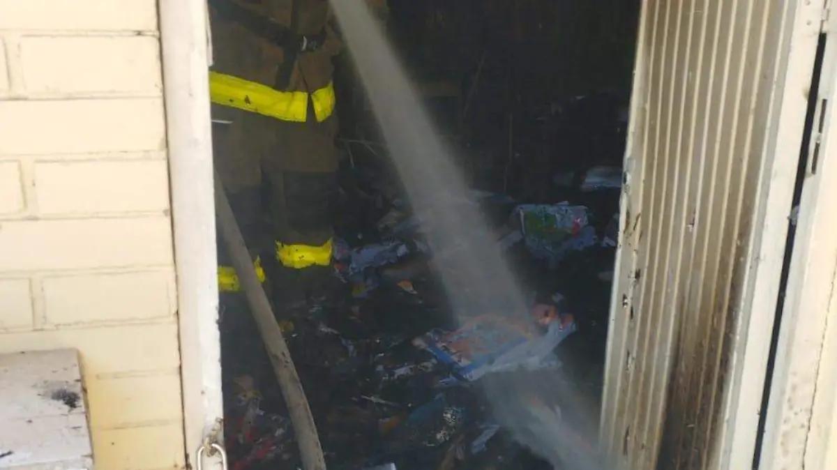 Incendio en escuela primaria de León; se quemaron los libros de curso escolar