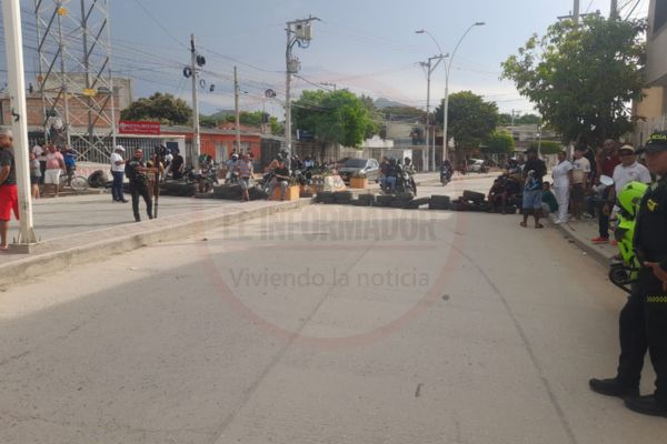 Bloquean la Avenida del Río por falta de energía en el barrio Simón Bolívar