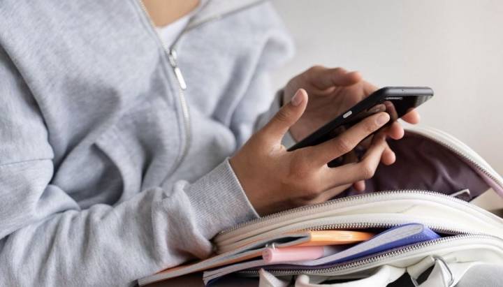 Comisión de Educación del Senado aprueba proyecto que prohíbe celulares en colegios