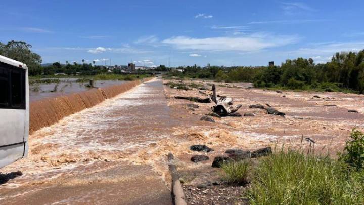 Presa derivadora en Culiacán se desborda tras intensa lluvia de madrugada