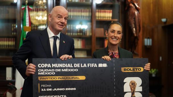 Infantino da a Sheinbaum réplica gigante de entrada al partido inaugural del Mundial 2026