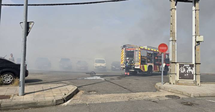 Varios coches arden tras un incendio en el polígono del Montalvo