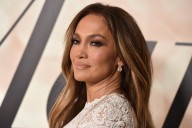 Jennifer López vive momento inesperado con un insecto en pleno concierto