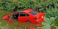 Automovilista sale ileso tras caer a un canal de riego en Culiacán