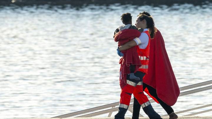 Comienzan las derivaciones de menores solicitantes de asilo desde Canarias a la Península