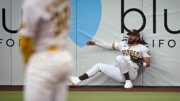 Tatis makes spectacular leaping catch to rob Devers of a home run