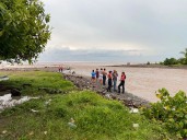 Taxista salva a tres niños pero desaparece en arroyo en Nayarit