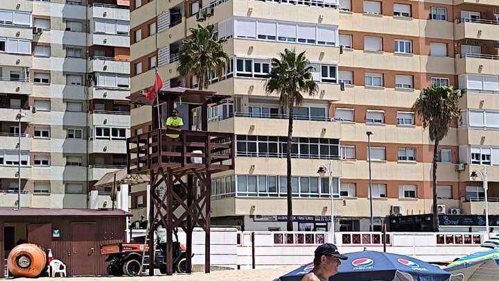 La bandera roja vuelve a ondear en las playas de Cádiz, salvo en La Caleta