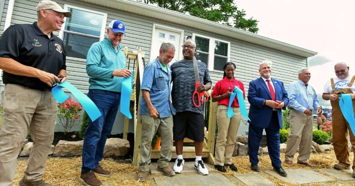 WATCH VIDEO | PHOTO GALLERY | Veteran moves into home