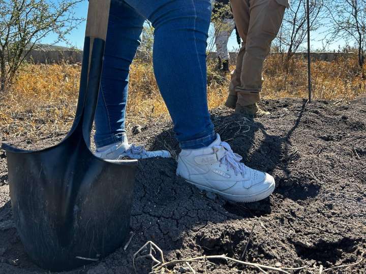 Colectivo de búsqueda organiza rifa para comprar retroexcavadora