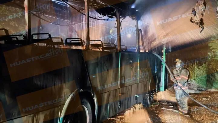 Fuego consume autobús de Vencedor en bulevar de Valles
