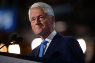 Bill Clinton, ex presidente de EU, es captado con un desfibrilador portátil